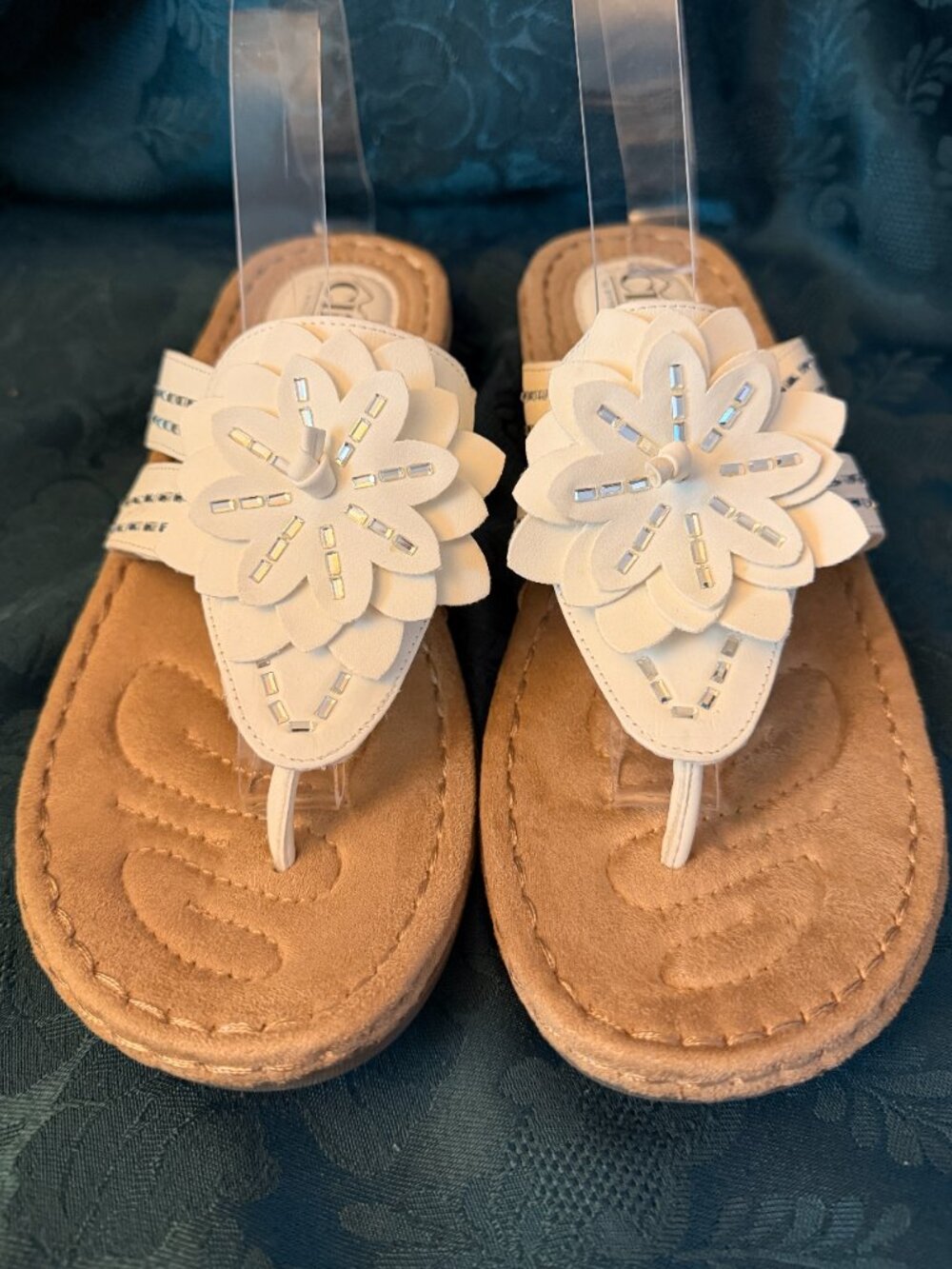 Cliffs by White Mountain "Cupcake" White Flower Comfort Thong Sandals Sz 8.5